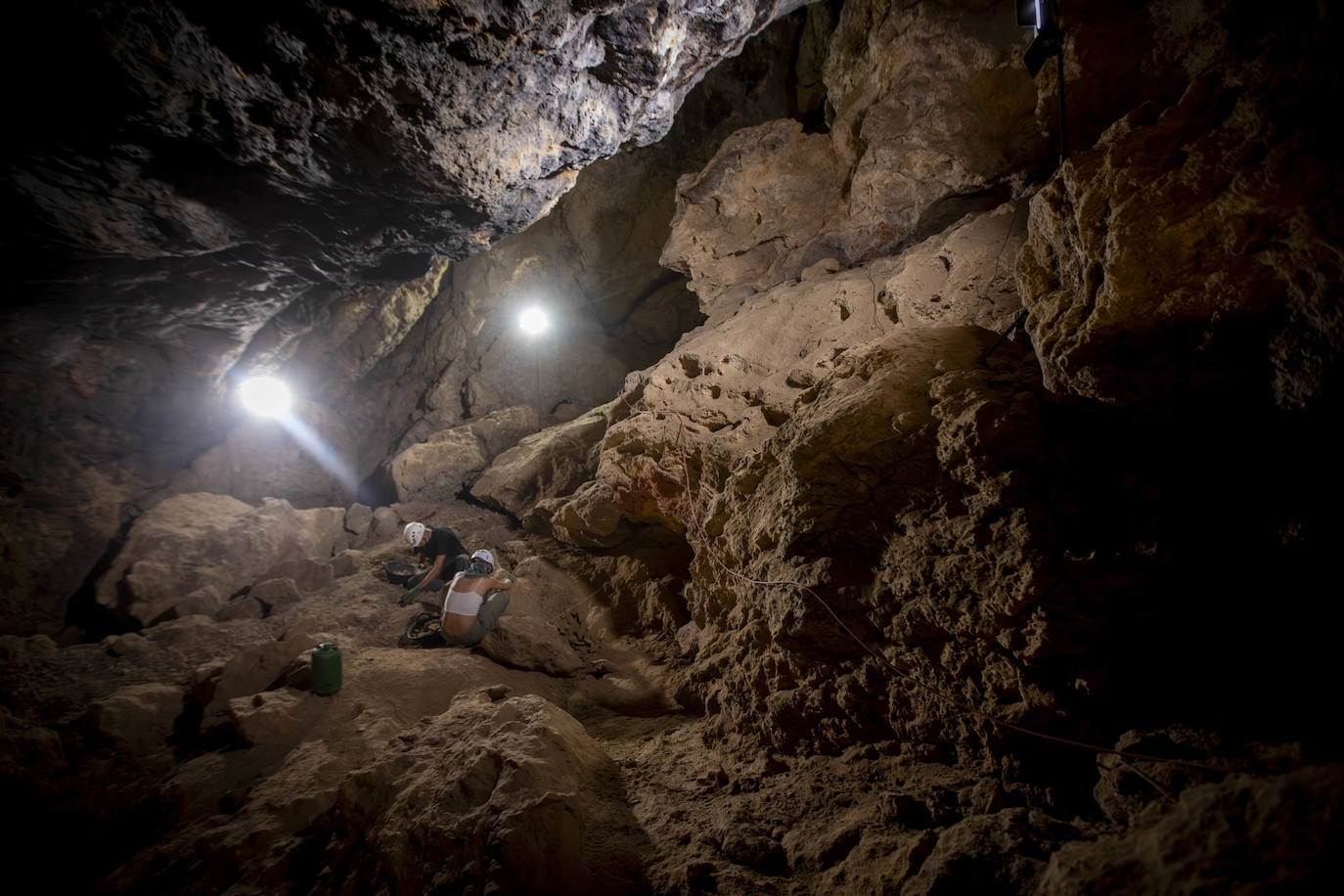 Imagen principal - Trabajos arqueológicos en el interior de la Cueva de los Murciélagos. 