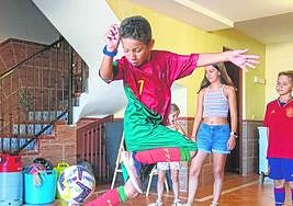 Desde el pasado 17 de julio, el pequeño Alien, 'Ali' como le dicen, de 8 años, disfruta de su estancia en Granada.