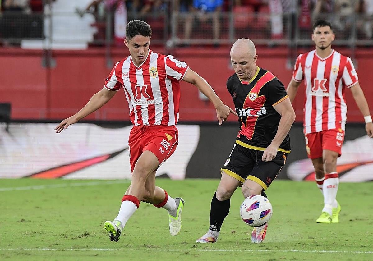 Arribas, que debutó, persigue a Isi Palazón que dio ventaja al Rayo con su gol.