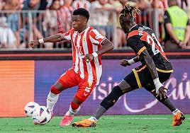 Largie Ramazani conduce el balón vigilado por Ciss.