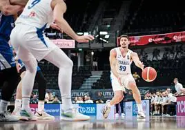 Yiftach Ziv da un pase picado en el partido ganado por Israel a la República Checa en el Preolímpico.