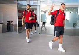 André Ferreira y Myrto Uzuni, al salir de la Ciudad Deportiva.