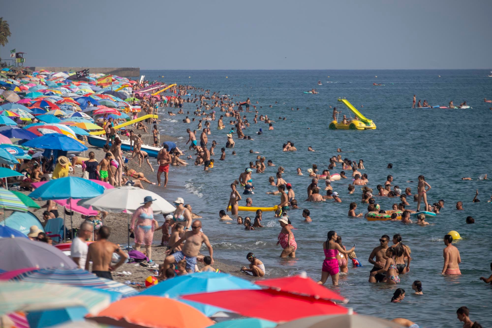Las imágenes del lleno total en la Costa de Granada para el puente