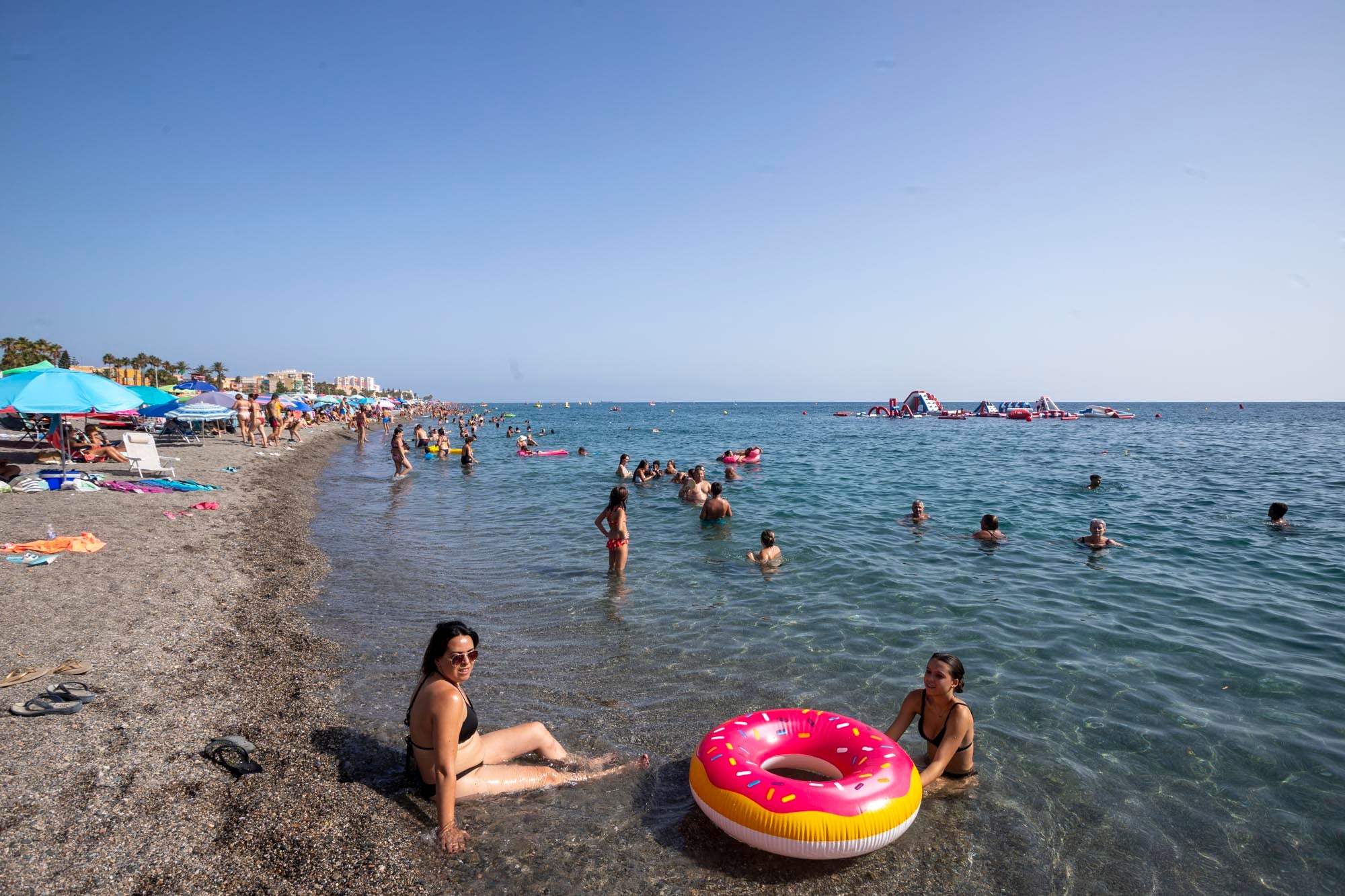 Las imágenes del lleno total en la Costa de Granada para el puente