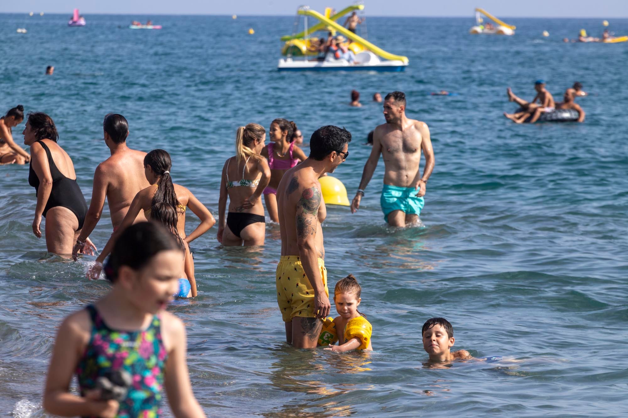 Las imágenes del lleno total en la Costa de Granada para el puente