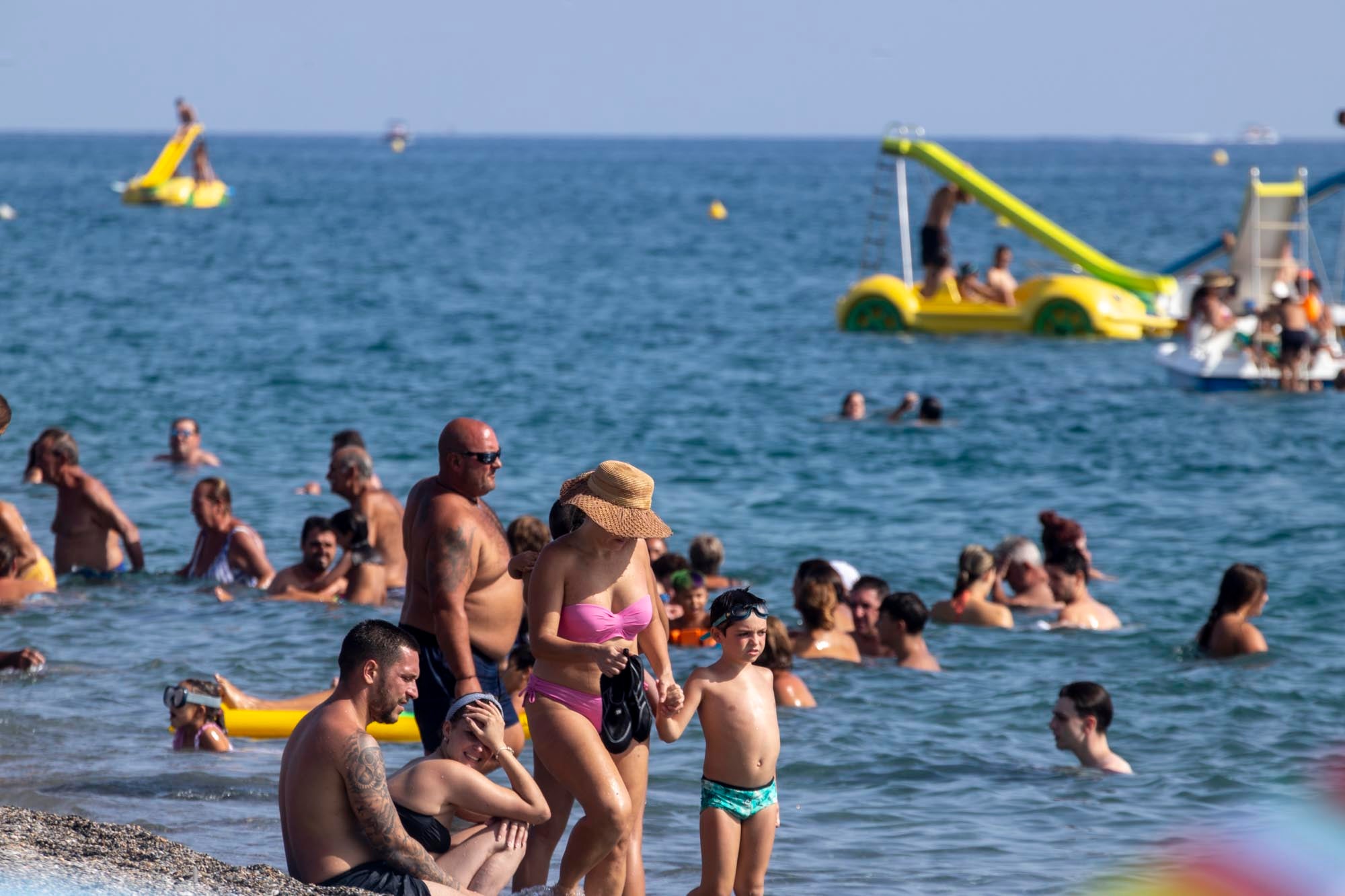 Las imágenes del lleno total en la Costa de Granada para el puente