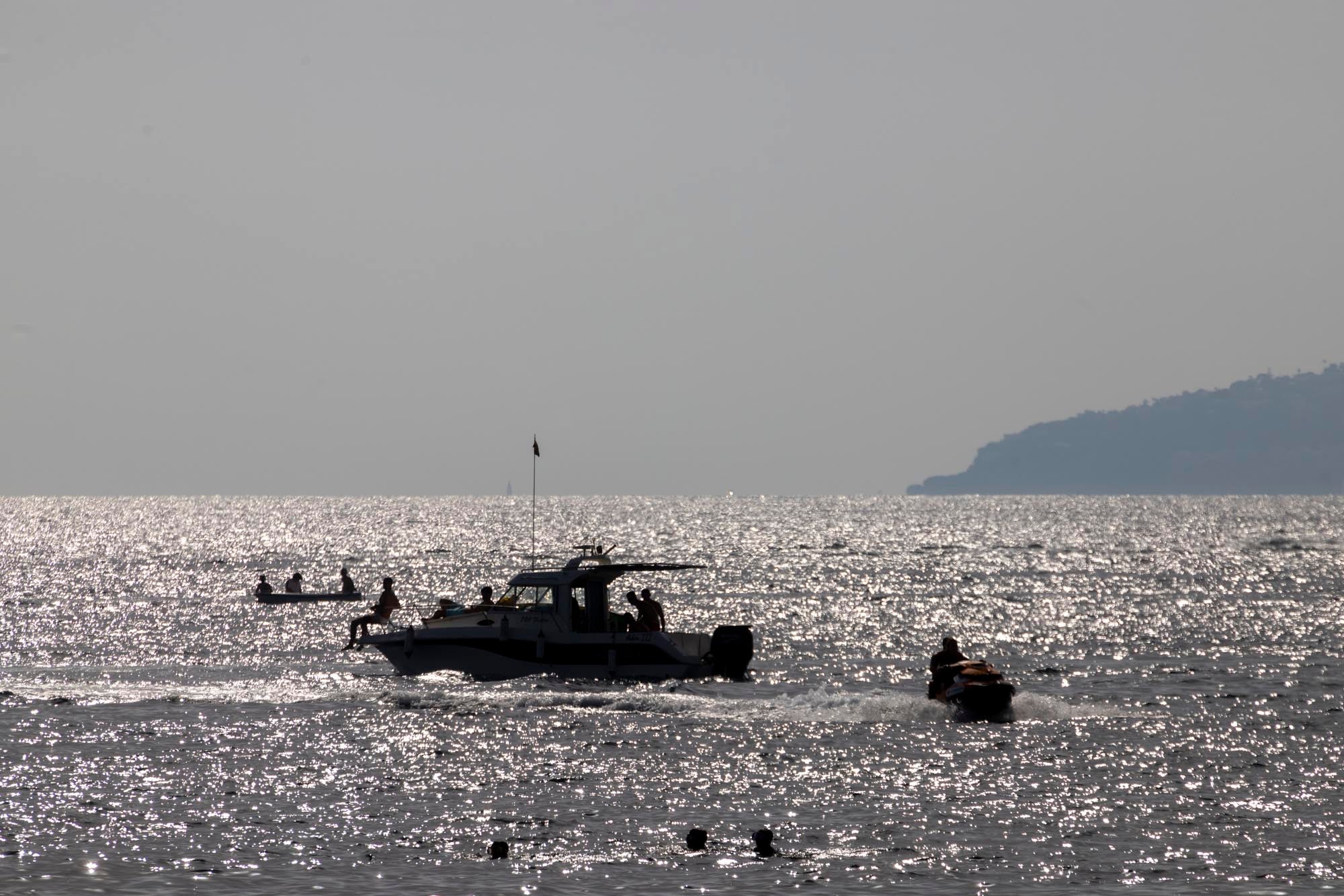 Las imágenes del lleno total en la Costa de Granada para el puente