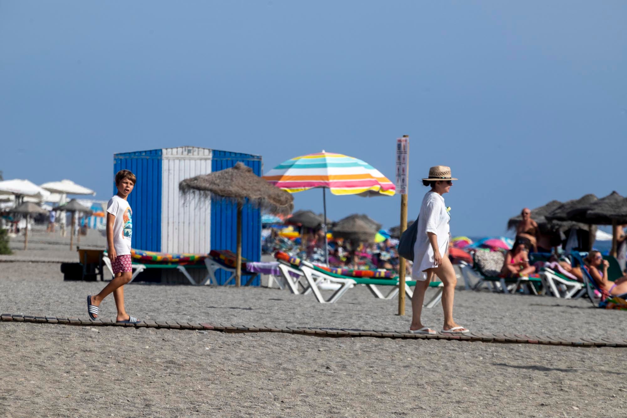 Las imágenes del lleno total en la Costa de Granada para el puente