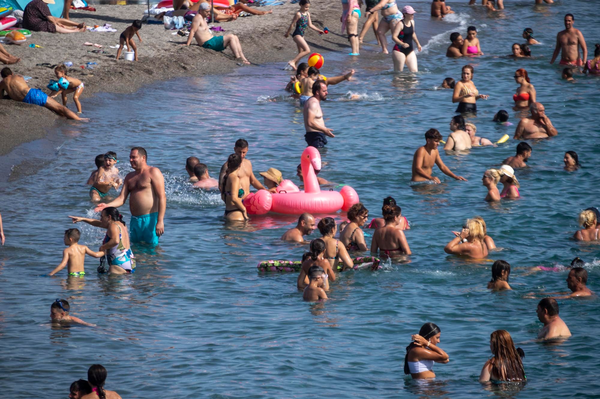 Las imágenes del lleno total en la Costa de Granada para el puente