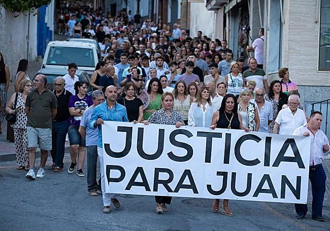 Una manifestación recorrió las calles de Íllora para pedir justicia.