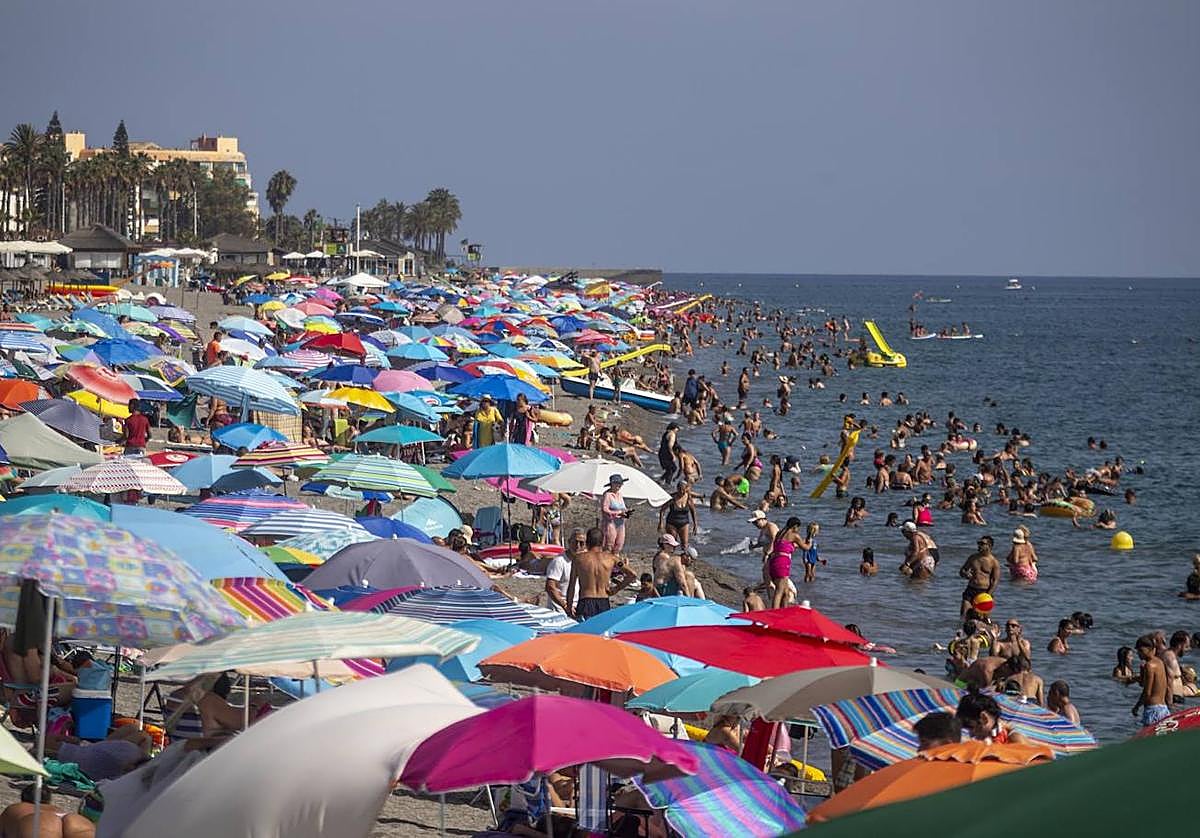 La playa de Salobreña, llena de gente.