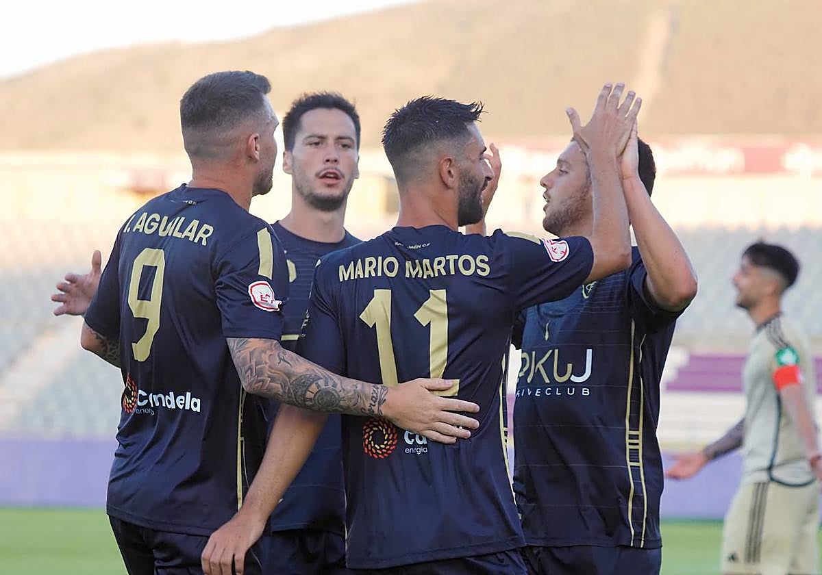 Los jugadores del conjunto blanco celebran un tanto de esta pretemporada.
