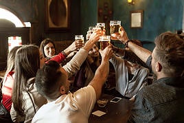 Socializando en un bar.