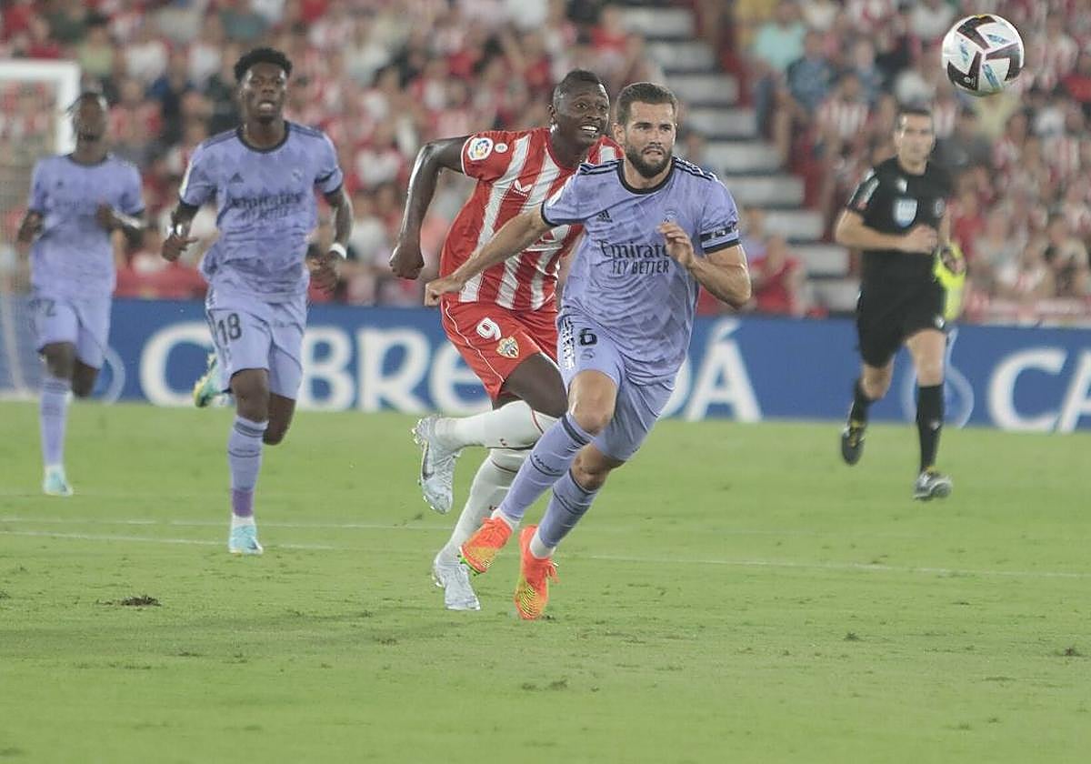 Sadiq Umar persigue a Nacho Fernández en el partido de la pasada temporada en Almería.
