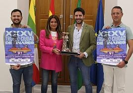 La alcaldesa, Auxi del Olmo, le hizo entrega a Jesús Medina del trofeo de plata que se pone en juego el sábado como fin de pretemporada.