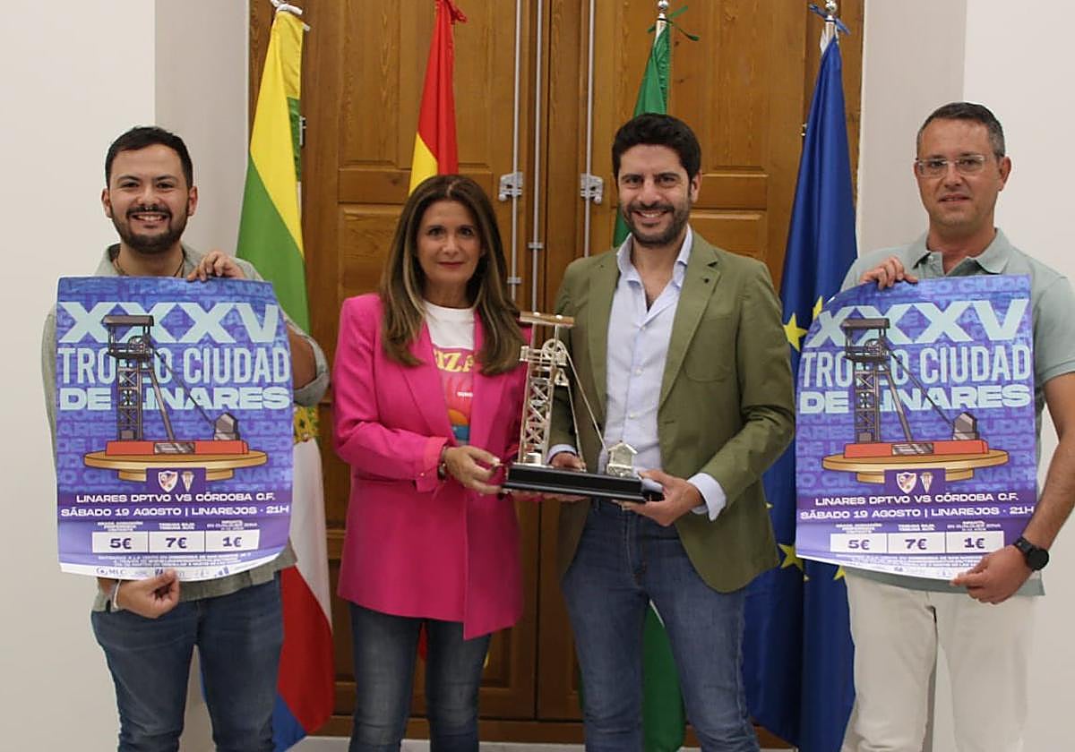 La alcaldesa, Auxi del Olmo, le hizo entrega a Jesús Medina del trofeo de plata que se pone en juego el sábado como fin de pretemporada.