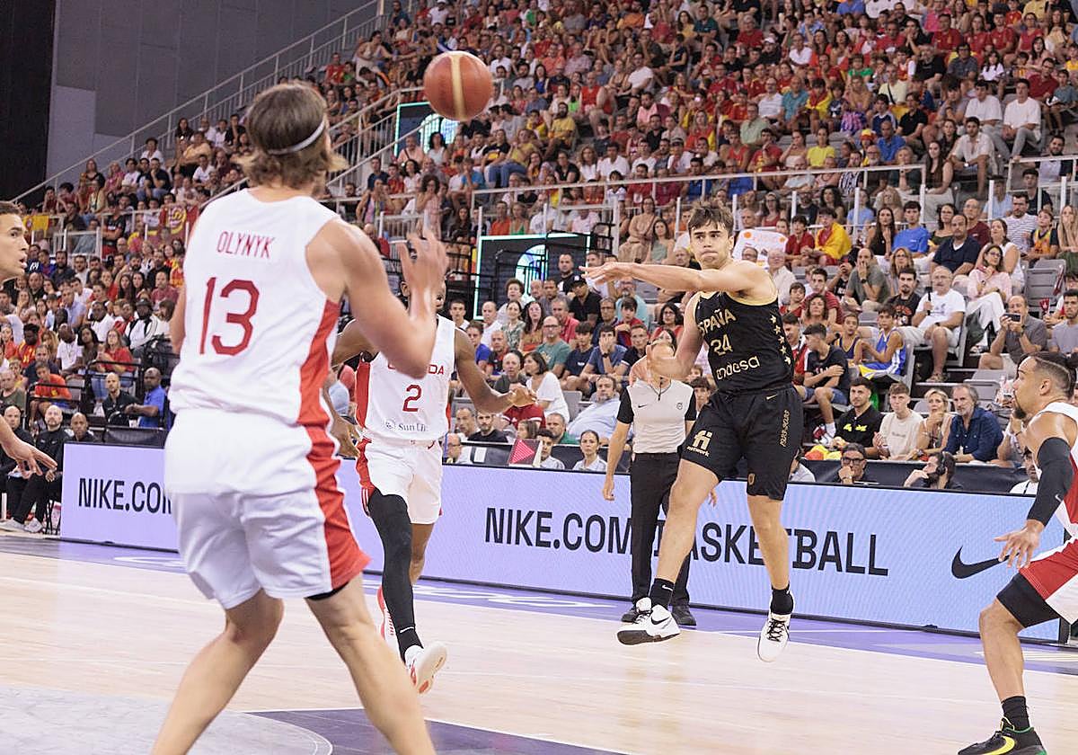 Juan Núñez da un pase magistral entre defensores canadienses.