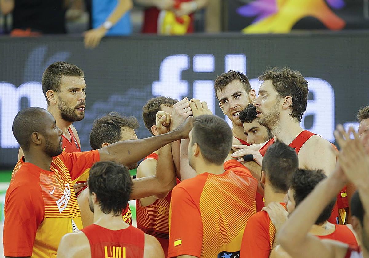 Los jugadores de la selección española, liderados por Pau Gasol en su última visita a Granada.