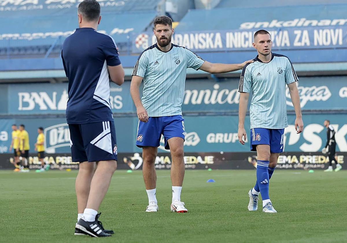 Bruno Petkovic, en el centro, antes de un partido reciente con su club.