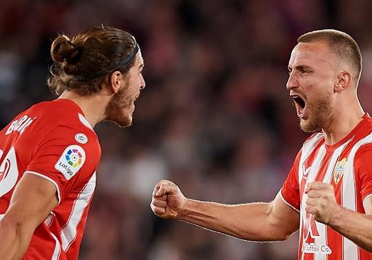 Srdjan Babic y Rodrigo Ely celebran un triunfo de la UD Almería.