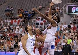 Brooks se topa con el gigante dominicano Towns.