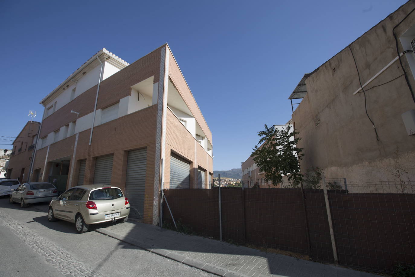 Los edificios de la controversia, sitos en la calle San Luis de Gójar.