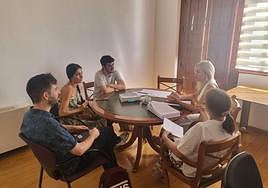 Reunión de María Espejo con algunos participantes en el programa Residencias Escénicas en el Infanta Leonor.