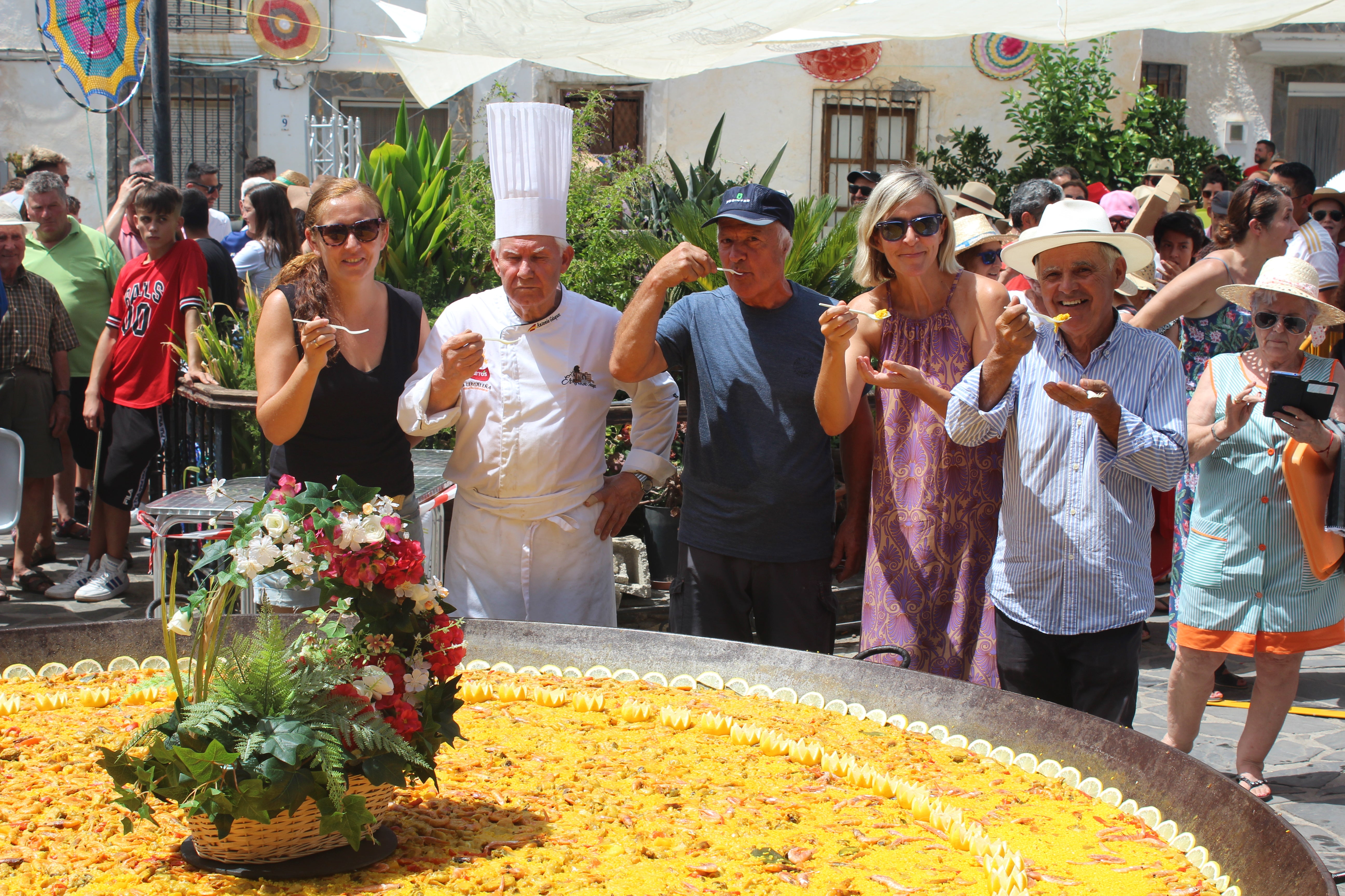 Más de 1.200 personas disfrutan de una gran paella en Velefique