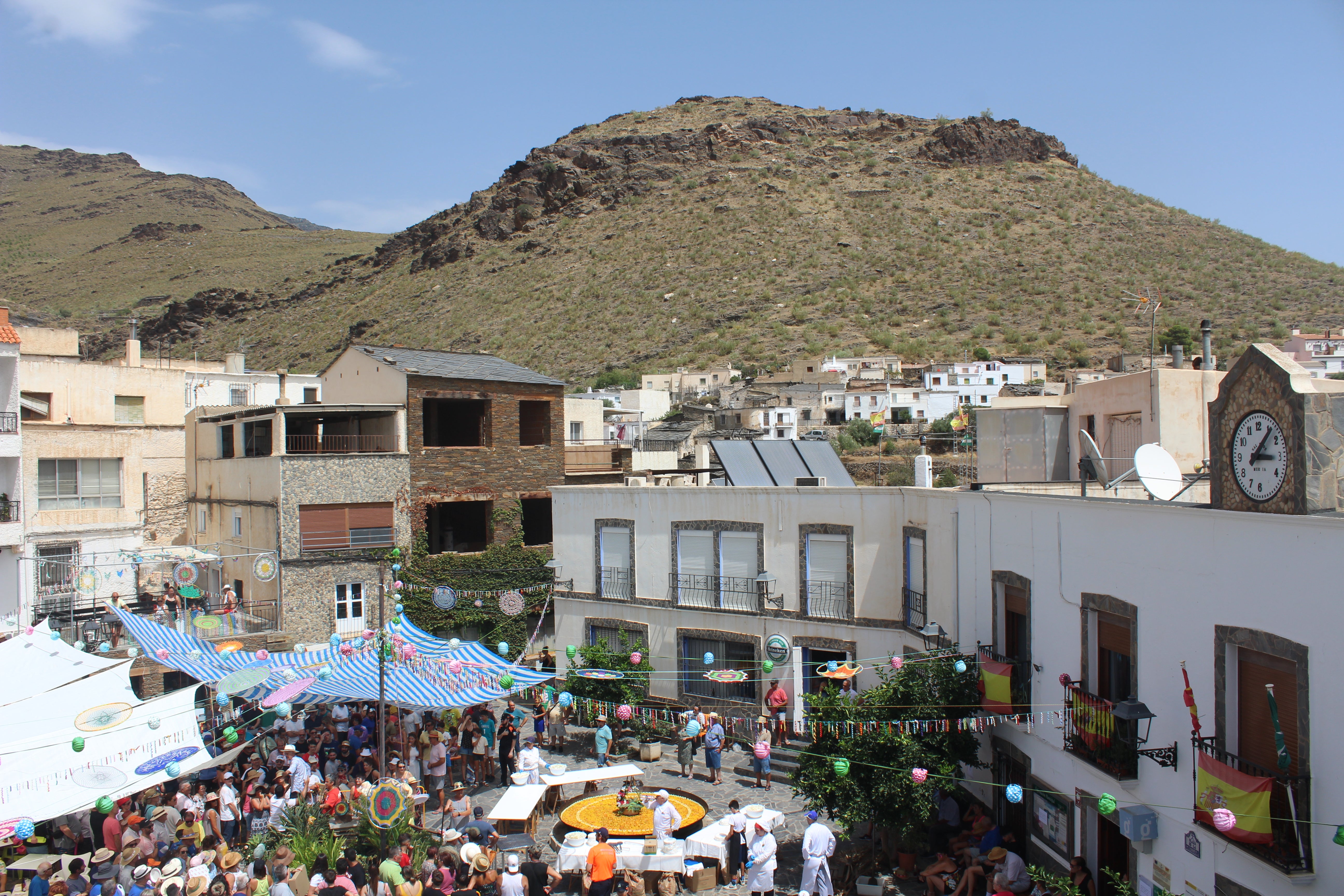 Más de 1.200 personas disfrutan de una gran paella en Velefique