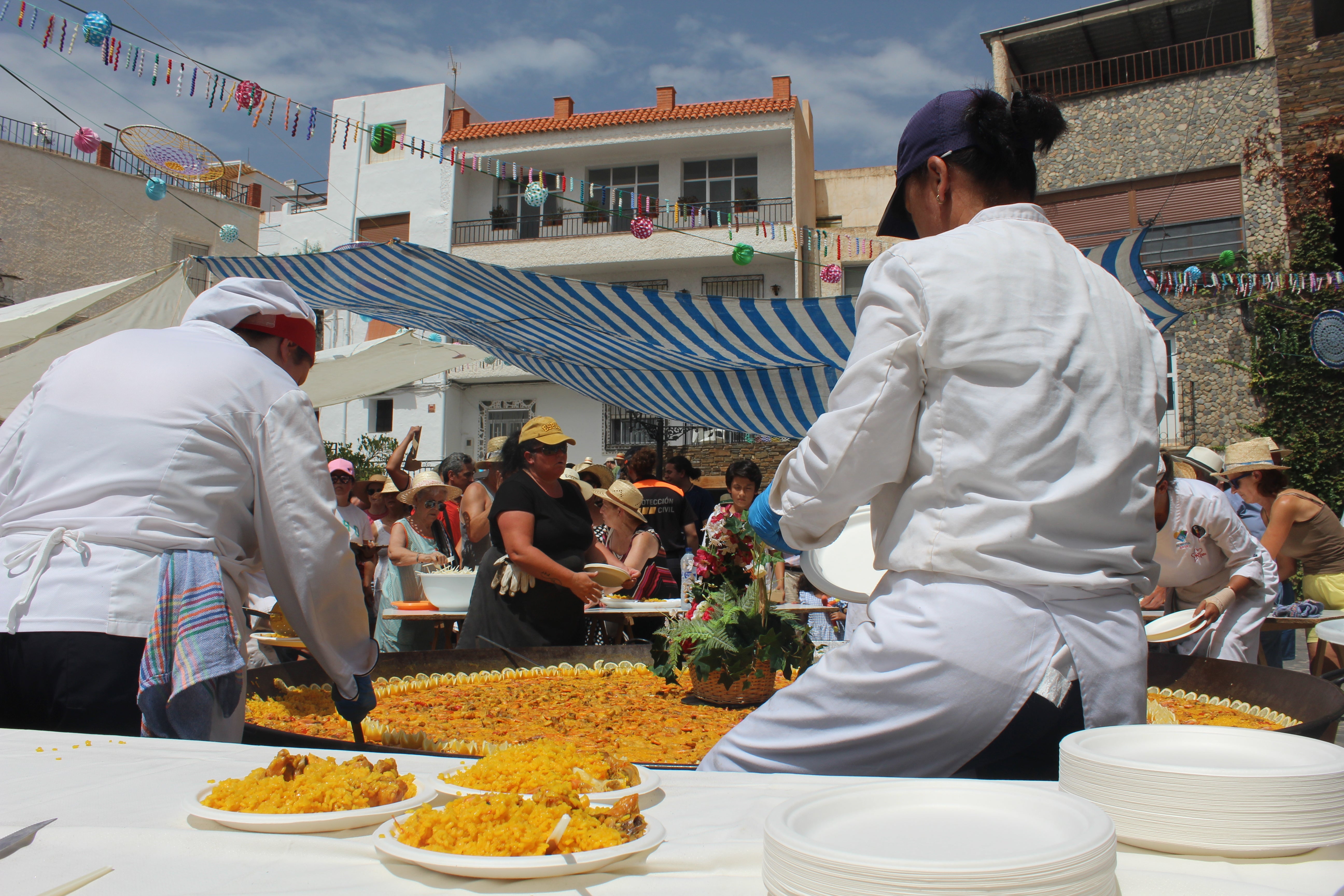 Más de 1.200 personas disfrutan de una gran paella en Velefique