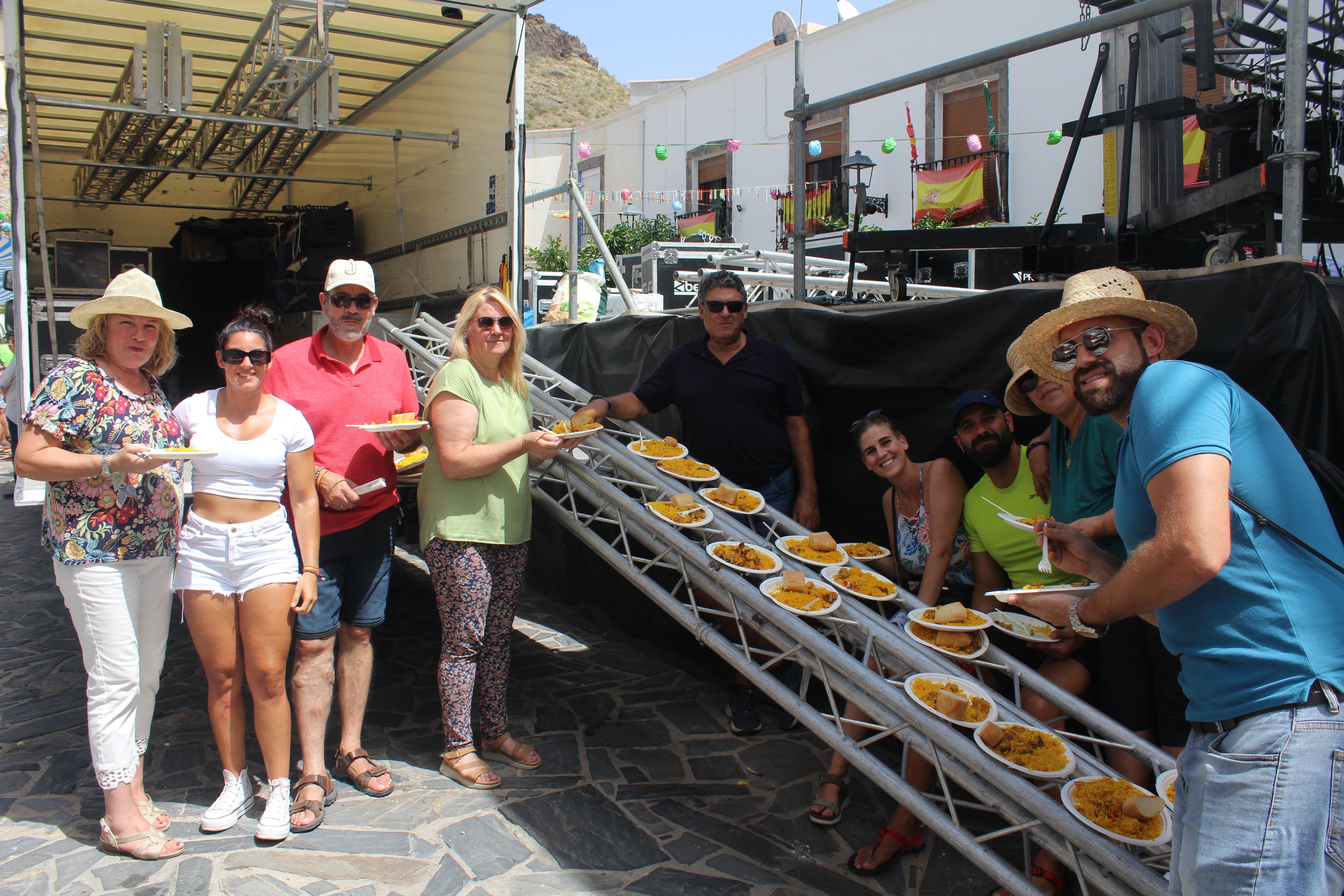 Más de 1.200 personas disfrutan de una gran paella en Velefique