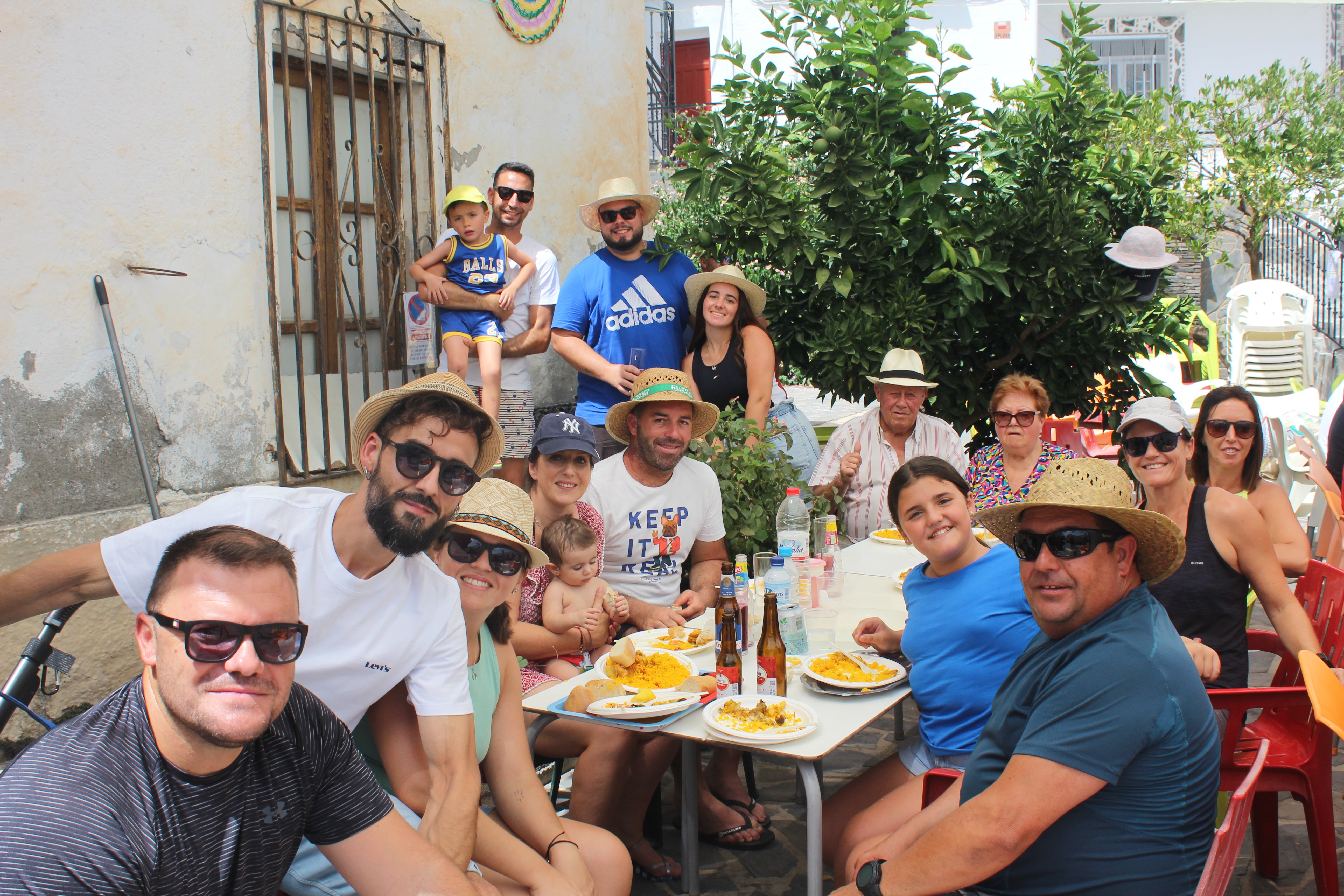 Más de 1.200 personas disfrutan de una gran paella en Velefique