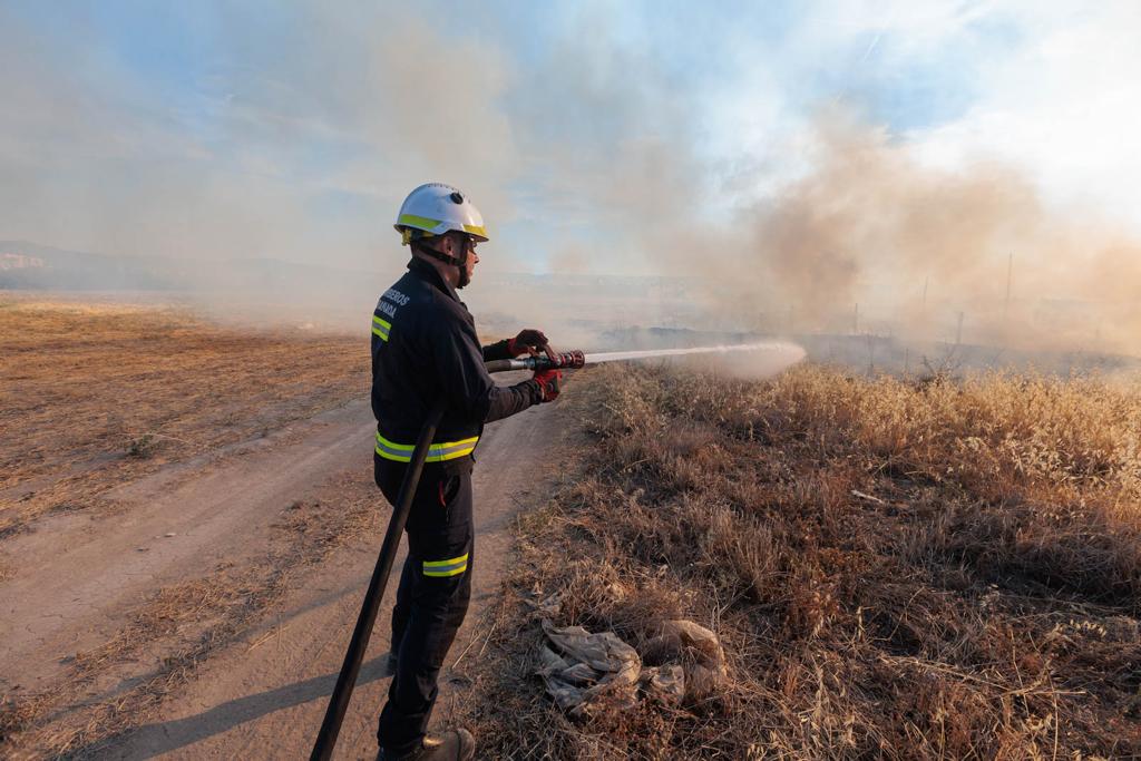 Imagen principal - La actuación de los Bomberos en Pulianas.