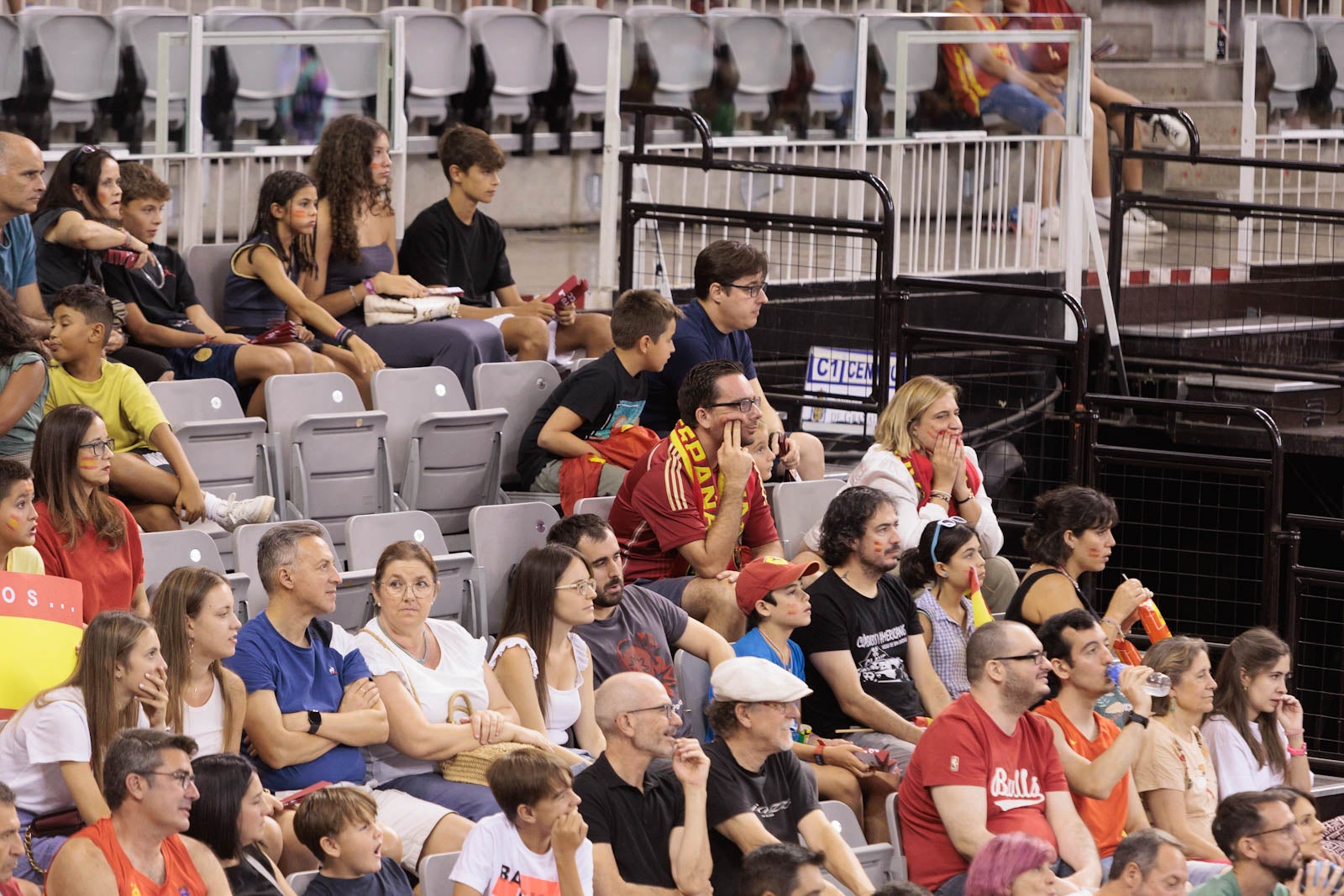 Encuéntrate en la grada del Palacio durante el España-República Dominicana