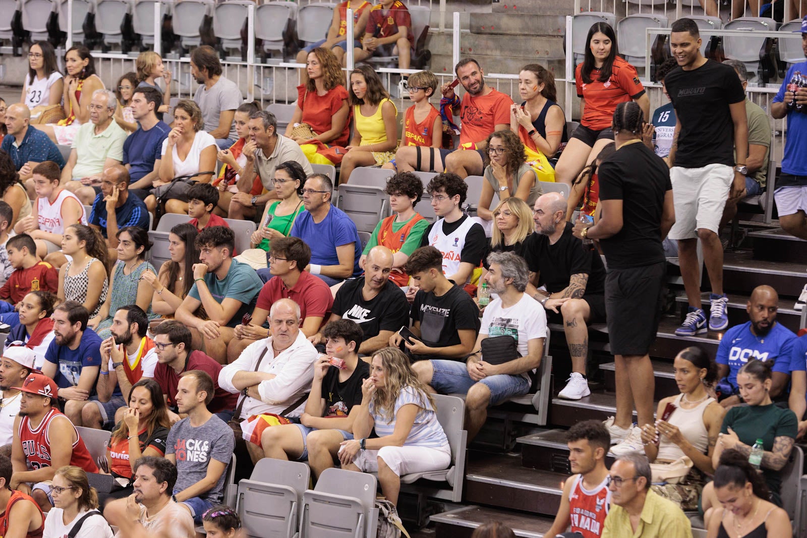 Encuéntrate en la grada del Palacio durante el España-República Dominicana