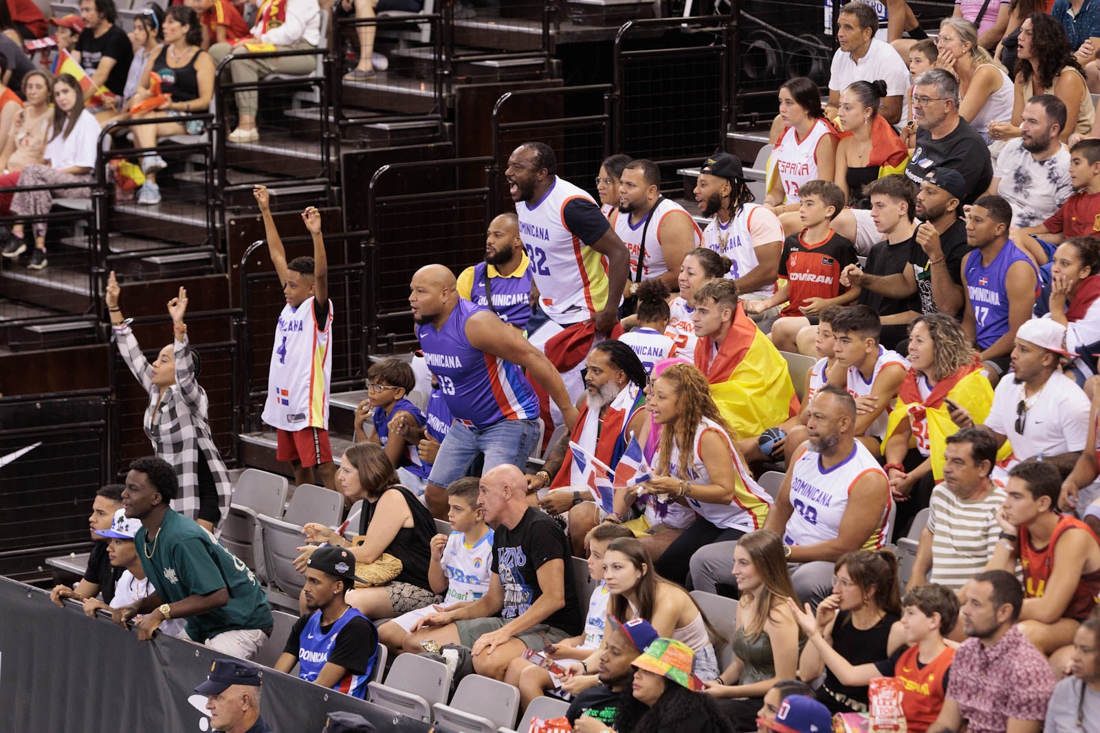 Encuéntrate en la grada del Palacio durante el España-República Dominicana