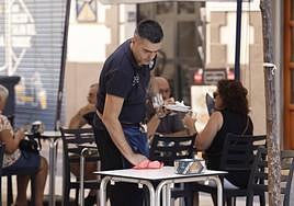 Un trabajador de la hostelería, uno de los sectores que ha visto este año aprobado su convenio provincial con mejoras salariales.