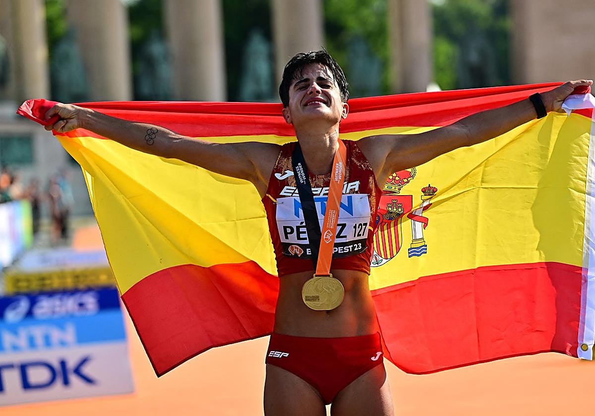 María Pérez celebra eufórica su título de campeona del mundo al pasar la meta.