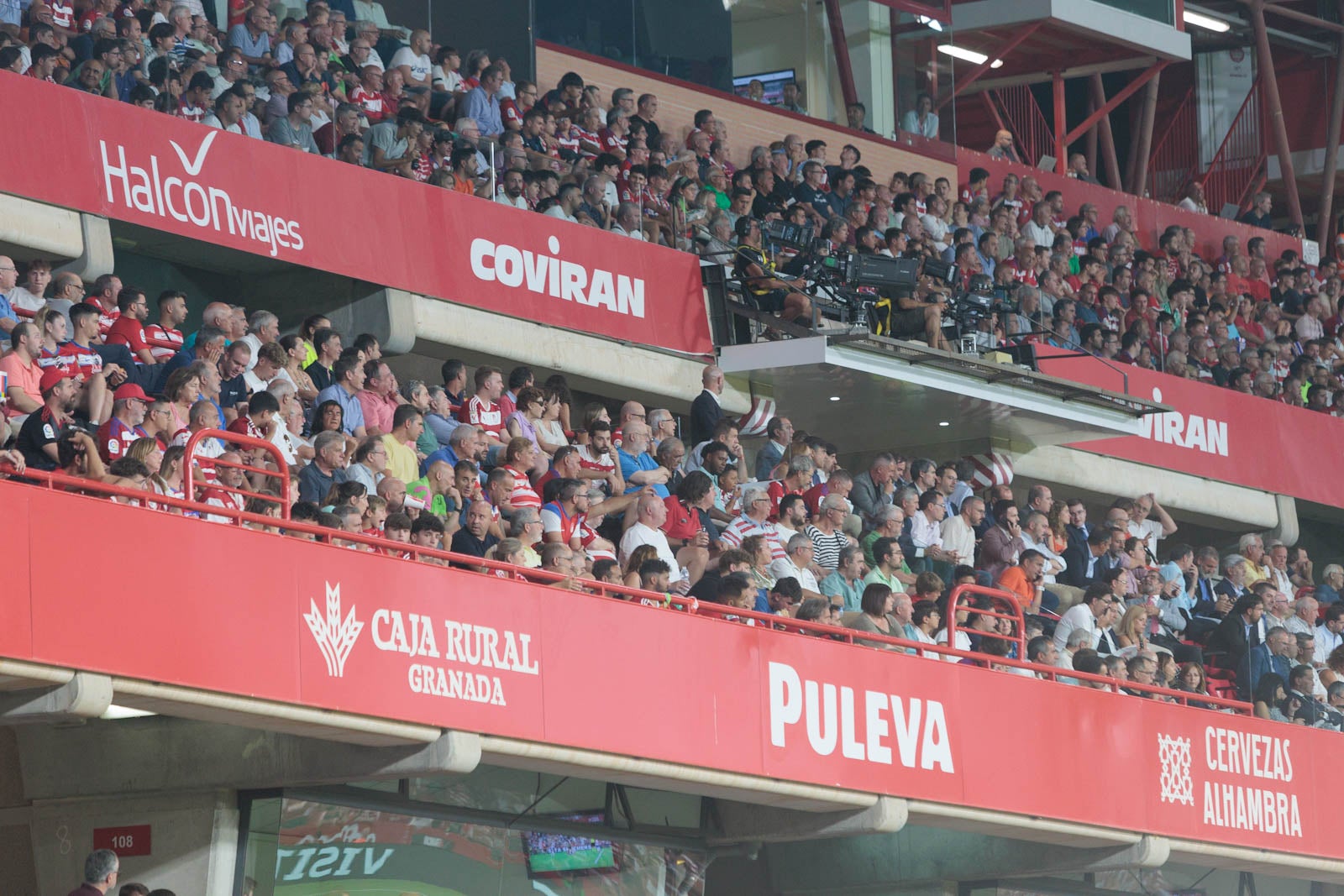 Encuéntrate en la grada durante el Granada-Rayo