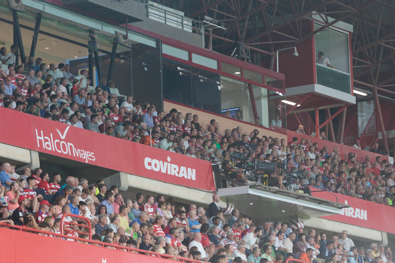 Encuéntrate en la grada durante el Granada-Rayo