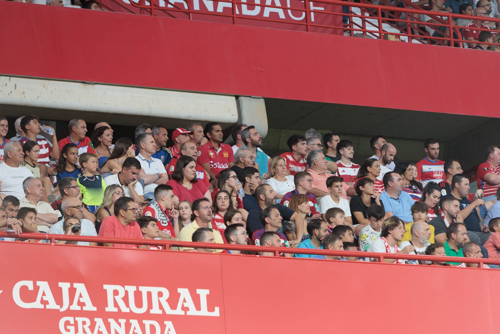 Encuéntrate en la grada durante el Granada-Rayo