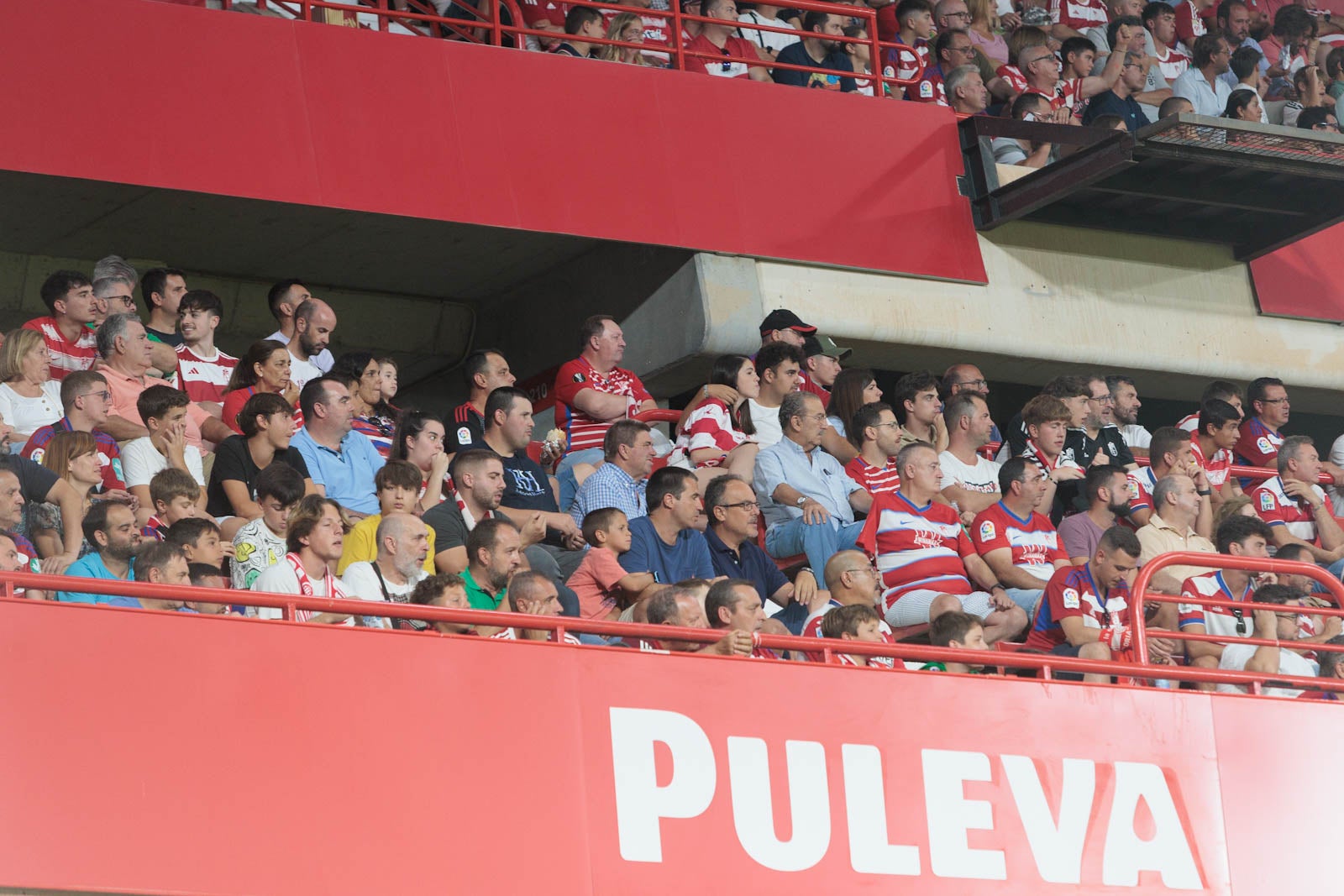 Encuéntrate en la grada durante el Granada-Rayo