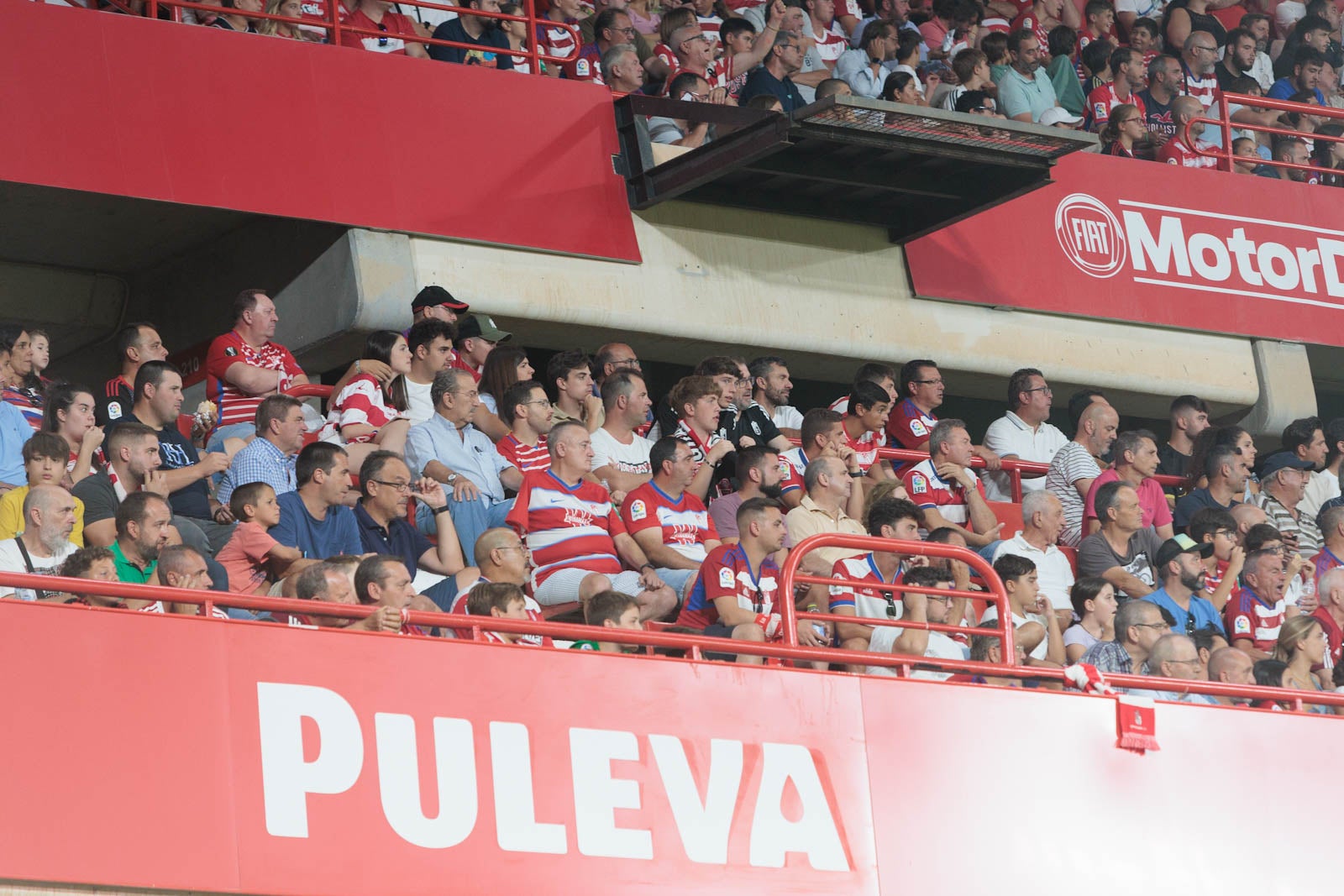 Encuéntrate en la grada durante el Granada-Rayo