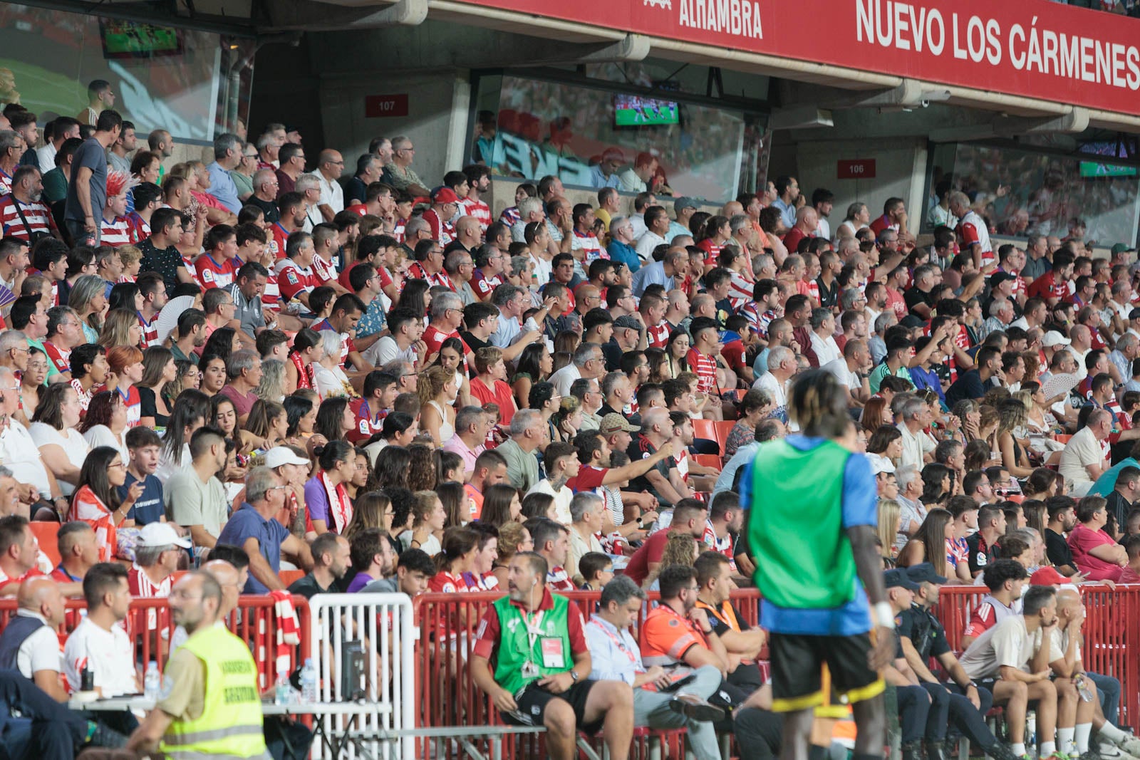 Encuéntrate en la grada durante el Granada-Rayo