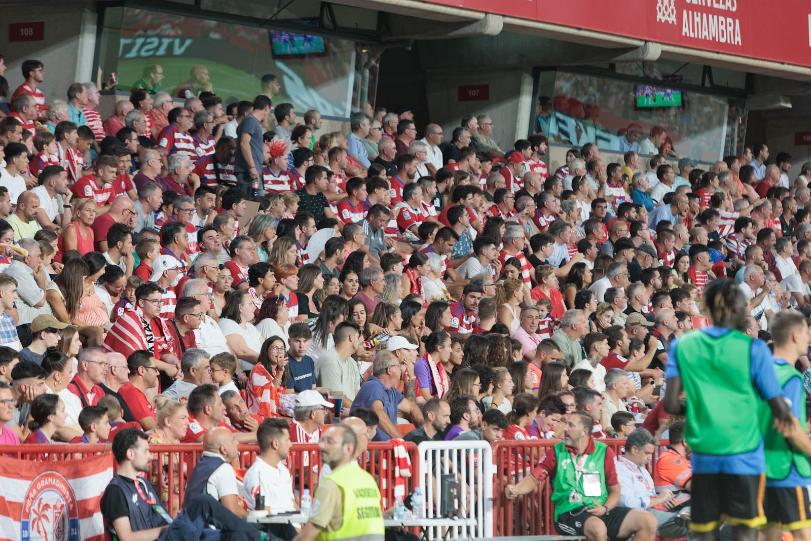 Encuéntrate en la grada durante el Granada-Rayo