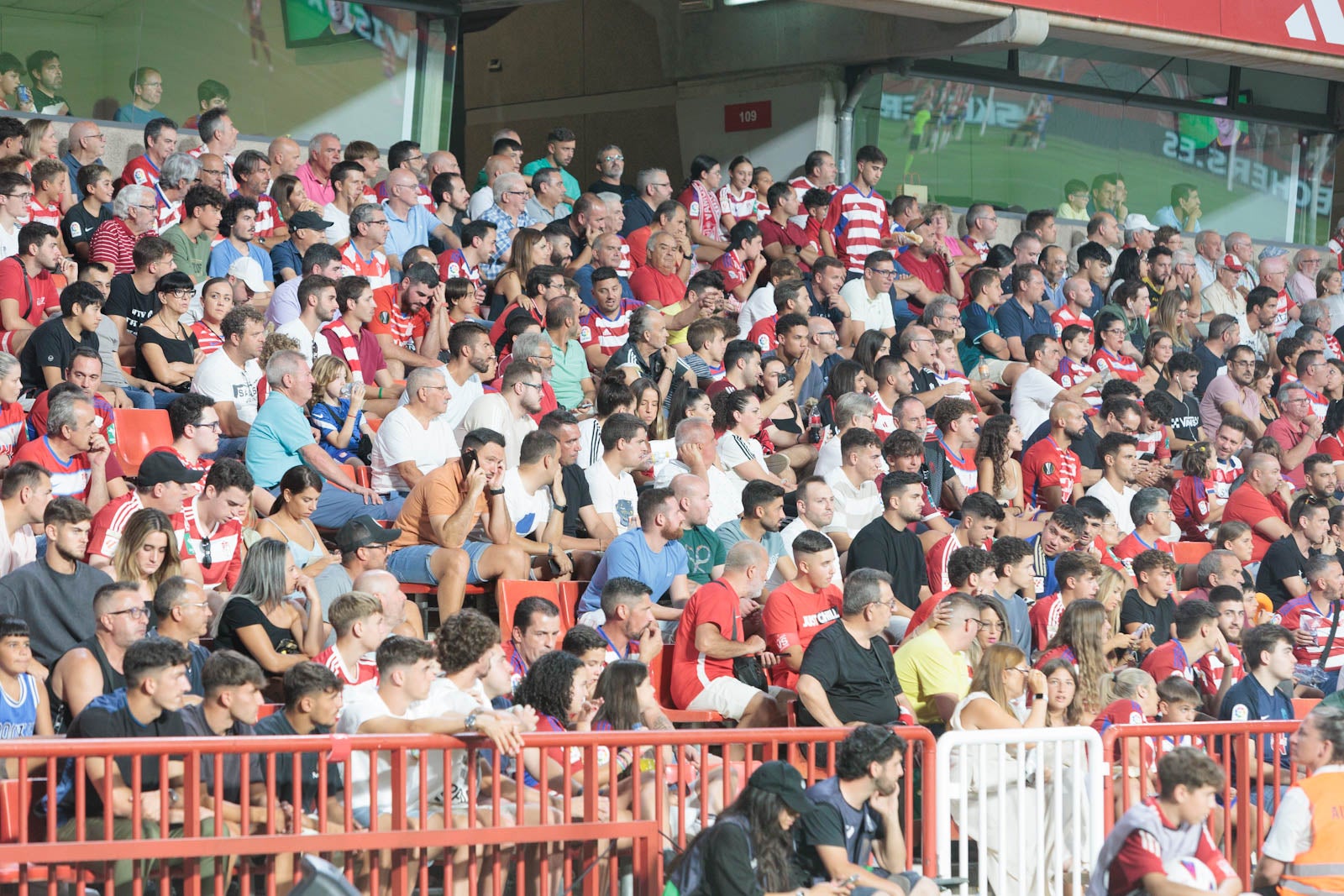 Encuéntrate en la grada durante el Granada-Rayo