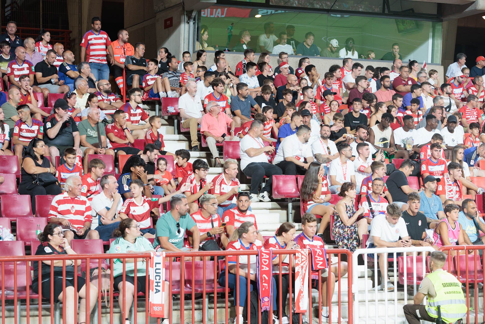 Encuéntrate en la grada durante el Granada-Rayo