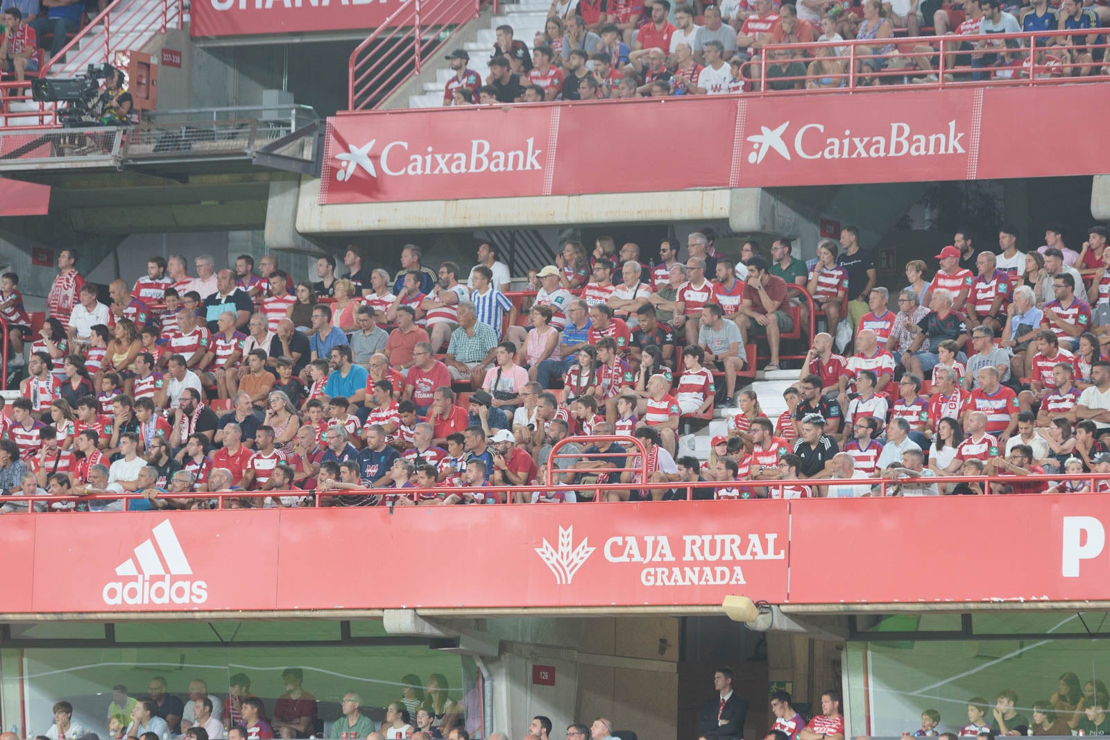 Encuéntrate en la grada durante el Granada-Rayo