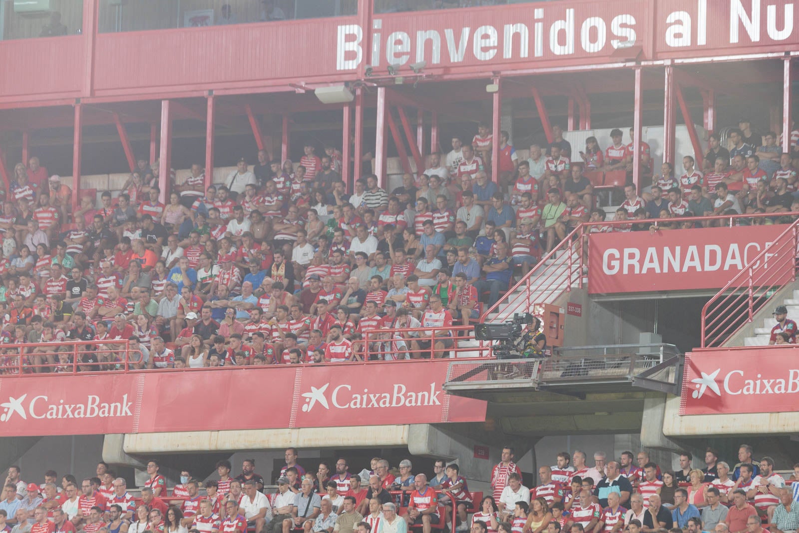 Encuéntrate en la grada durante el Granada-Rayo
