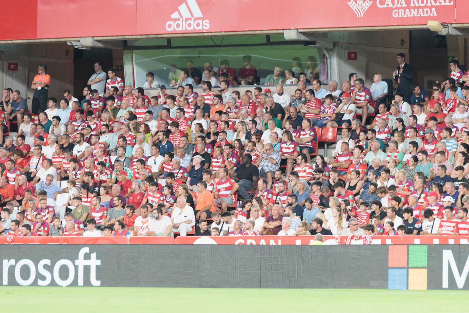 Encuéntrate en la grada durante el Granada-Rayo